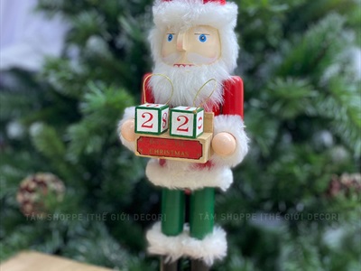 Mô hình Chú lính chì cầm lịch gỗ đếm ngày đến Giáng Sinh C40cm MHDB-XMAS-09